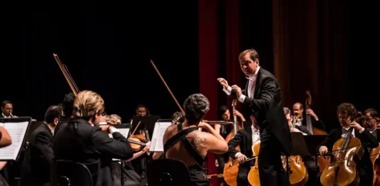 Integrante da Camerata de Florianópolis em apresentação no CIC