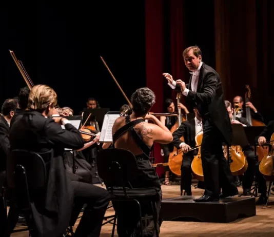 Integrante da Camerata de Florianópolis em apresentação no CIC