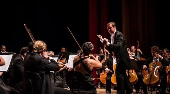 Camerata Florianópolis apresenta “As Quatro Estações”, de Vivaldi, no CIC Integrante da Camerata de Florianópolis em apresentação no CIC