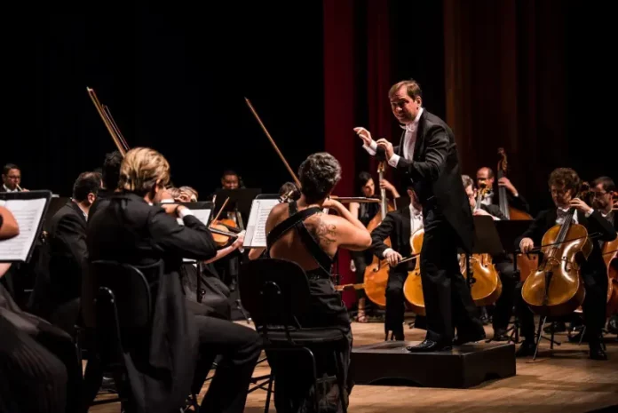 Camerata de Florianópolis apresenta as quatro estações de vivaldi Integrante da Camerata de Florianópolis em apresentação no CIC