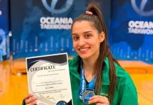 Camilly Gosch, de São José, chega ao 5º lugar no ranking mundial de taekwondo Atleta Camilly Gosch segura certificado e medalha de prata que ganhou na President’s Cup Oceania