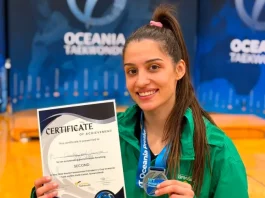 Atleta Camilly Gosch segura certificado e medalha de prata que ganhou na President’s Cup Oceania