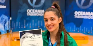Atleta Camilly Gosch segura certificado e medalha de prata que ganhou na President’s Cup Oceania