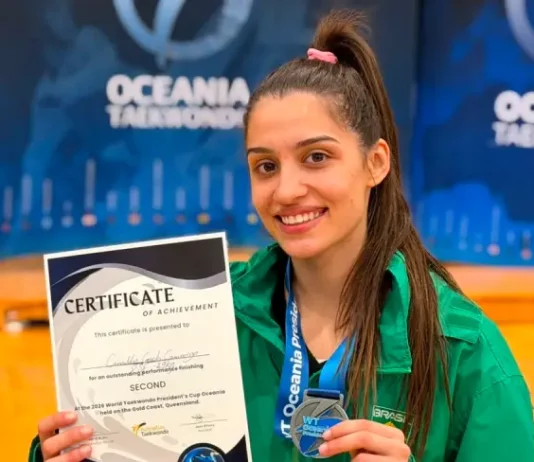 Atleta Camilly Gosch segura certificado e medalha de prata que ganhou na President’s Cup Oceania