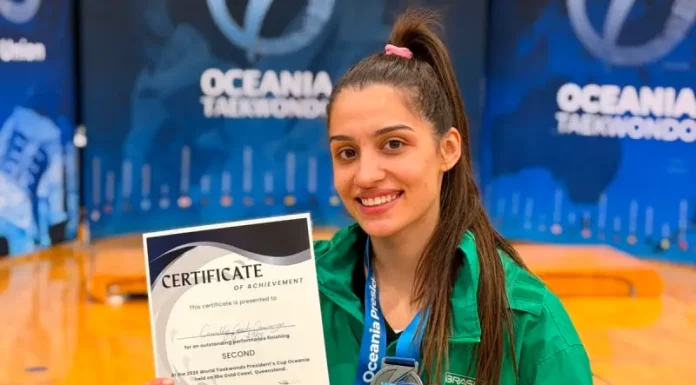 Atleta Camilly Gosch segura certificado e medalha de prata que ganhou na President’s Cup Oceania