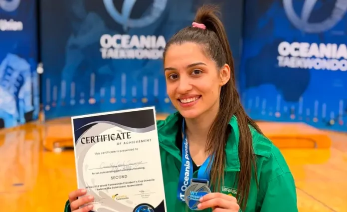 Camilly Gosch (1) Atleta Camilly Gosch segura certificado e medalha de prata que ganhou na President’s Cup Oceania