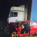 Colisão frontal na BR-282 deixa uma vítima fatal em Rancho Queimado Caminhão e carro após a colisão frontal na BR-282, em Rancho Queimado