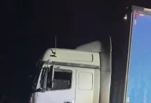 Caminhão e carro após a colisão frontal na BR-282, em Rancho Queimado