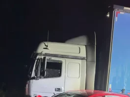 Colisão frontal na BR-282 deixa uma vítima fatal em Rancho Queimado Caminhão e carro após a colisão frontal na BR-282, em Rancho Queimado