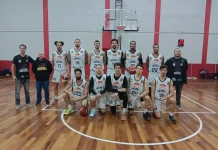 Equioe do Dinâmica São José posando para foto na quadra de basquete