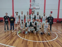 Dinâmica São José é campeão invicto do Catarinense de Basquete da 2ª Divisão Equioe do Dinâmica São José posando para foto na quadra de basquete