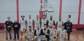 Equioe do Dinâmica São José posando para foto na quadra de basquete