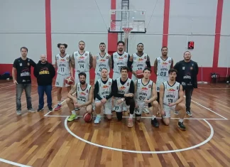 Equioe do Dinâmica São José posando para foto na quadra de basquete