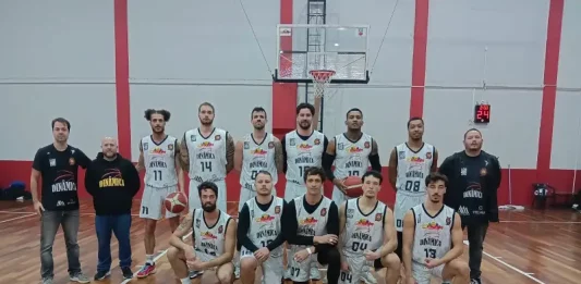 Equioe do Dinâmica São José posando para foto na quadra de basquete