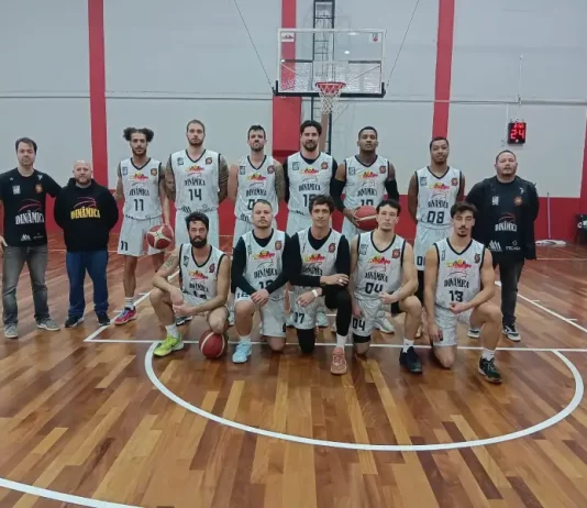 Dinâmica São José é campeão invicto do Catarinense de Basquete da 2ª Divisão Equioe do Dinâmica São José posando para foto na quadra de basquete