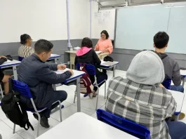 Inscrições para EJA em São José terminam na quarta-feira (8) Foto de alunos em sala de aula, simbolizando o EJA em São José