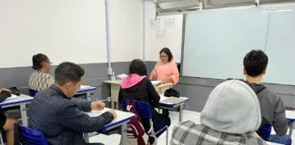 Foto de alunos em sala de aula, simbolizando o EJA em São José