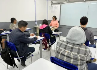 Inscrições para EJA em São José terminam na quarta-feira (8) Foto de alunos em sala de aula, simbolizando o EJA em São José