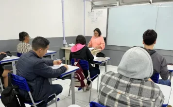 Inscrições para EJA em São José terminam na quarta-feira (8) Foto de alunos em sala de aula, simbolizando o EJA em São José