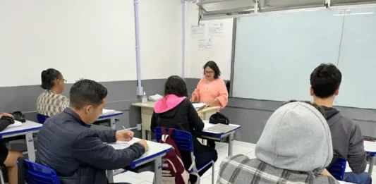 Inscrições para EJA em São José terminam na quarta-feira (8) Foto de alunos em sala de aula, simbolizando o EJA em São José
