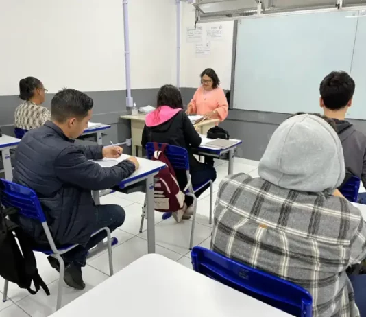 Inscrições para EJA em São José terminam na quarta-feira (8) Foto de alunos em sala de aula, simbolizando o EJA em São José
