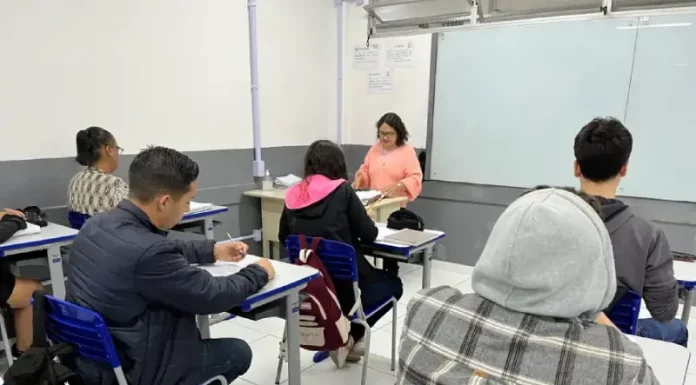 Inscrições para EJA em São José terminam na quarta-feira (8) Foto de alunos em sala de aula, simbolizando o EJA em São José