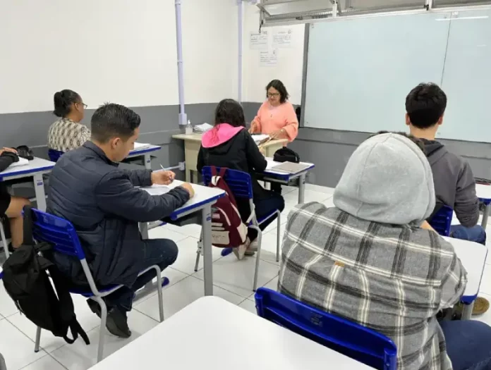 EJA em São José Foto de alunos em sala de aula, simbolizando o EJA em São José
