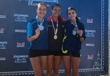São José conquista seis medalhas no atletismo dos Joguinhos Abertos de SC Atletas de São José mostrando as mef=dalhas conquistadas nos Joguinhos Abertos de Santa Catarina
