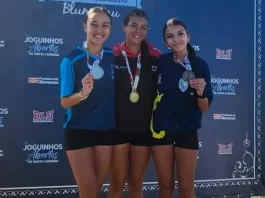 Atletas de São José mostrando as mef=dalhas conquistadas nos Joguinhos Abertos de Santa Catarina