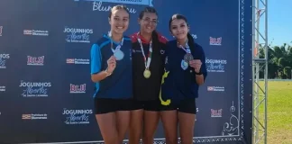 Atletas de São José mostrando as mef=dalhas conquistadas nos Joguinhos Abertos de Santa Catarina