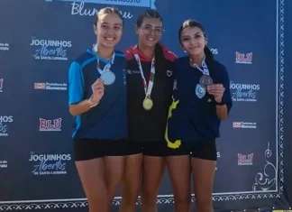 São José conquista seis medalhas no atletismo dos Joguinhos Abertos de SC Atletas de São José mostrando as mef=dalhas conquistadas nos Joguinhos Abertos de Santa Catarina