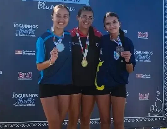 Atletas de São José mostrando as mef=dalhas conquistadas nos Joguinhos Abertos de Santa Catarina