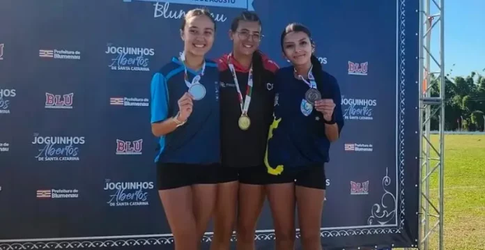 Joguinhos Abertos Atletas de São José mostrando as mef=dalhas conquistadas nos Joguinhos Abertos de Santa Catarina