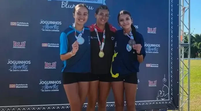 Atletas de São José mostrando as mef=dalhas conquistadas nos Joguinhos Abertos de Santa Catarina
