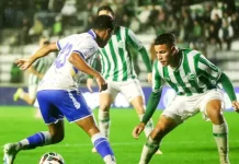 Avaí e Figueirense vivem momentos distintos dentro e fora de campo Jogadores do Avaí e Juventude disputando bola em campo