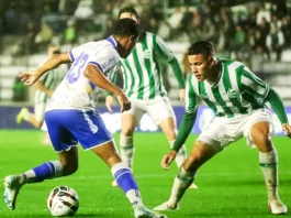 Avaí e Figueirense vivem momentos distintos dentro e fora de campo Jogadores do Avaí e Juventude disputando bola em campo