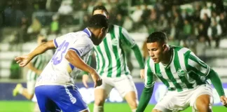 Jogadores do Avaí e Juventude disputando bola em campo