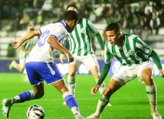 Jogadores do Avaí e Juventude disputando bola em campo