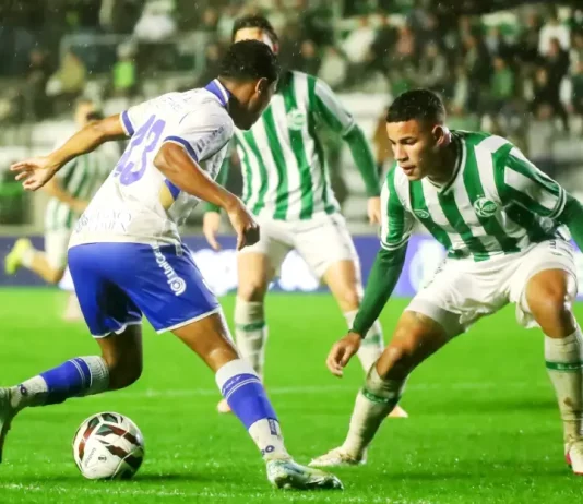Avaí e Figueirense vivem momentos distintos dentro e fora de campo Jogadores do Avaí e Juventude disputando bola em campo