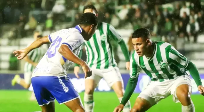 Avaí e Figueirense vivem momentos distintos dentro e fora de campo Jogadores do Avaí e Juventude disputando bola em campo