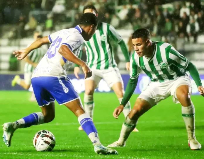 Juventude e Avaí (1) Jogadores do Avaí e Juventude disputando bola em campo