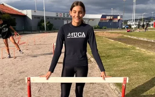 Maria Clara, fenômeno do atletismo catarinense, busca patrocínio para impulsionar sonho olímpico Maria Clara Branco Corrêa em pista de atletismo