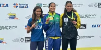 Maria Clara ao lado das medalhistas de ouro e bronze