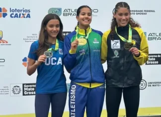 Maria Clara ao lado das medalhistas de ouro e bronze