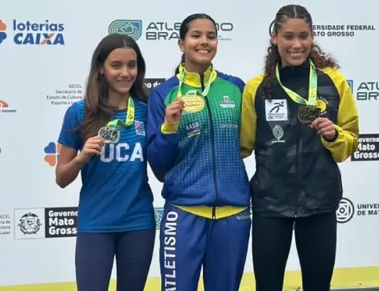 Maria Clara ao lado das medalhistas de ouro e bronze