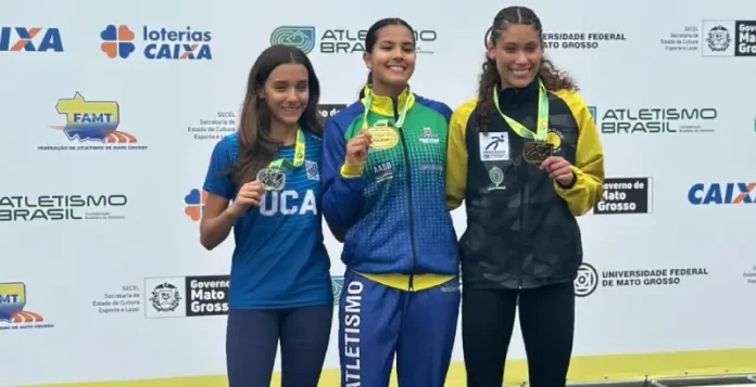 Maria Clara atleta de São José Maria Clara ao lado das medalhistas de ouro e bronze
