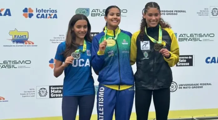 Maria Clara ao lado das medalhistas de ouro e bronze