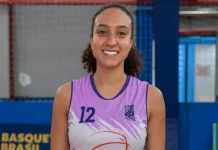 Maria Vitória, atleta de São José, é destaque no basquete nacional Maria Vitória posando para a foto em quadra de basquete