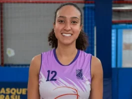 Maria Vitória posando para a foto em quadra de basquete