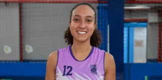 Maria Vitória posando para a foto em quadra de basquete